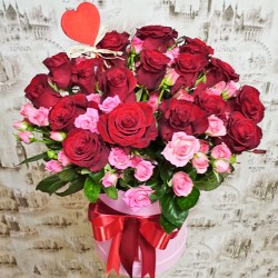  Шляпная коробка с розами (25шт.) + "валентинка"