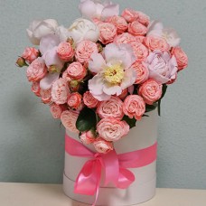 Шляпная коробка с пионами и розами