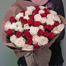 Букет из 41 розы белого и красного цвета