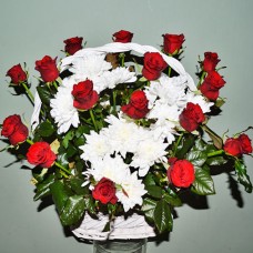 Цветочная композиция корзина с розами 01