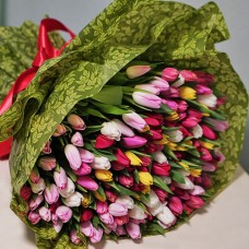 Разноцветный букет из 151 тюльпана