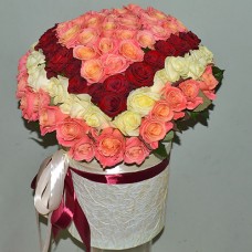Композиция из 75 разноцветных роз в форме сердца в шляпной коробке