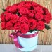 Композиция из 31 алой  розы в шляпной коробке