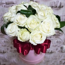 Белые розы в шляпной коробке 15 шт.
