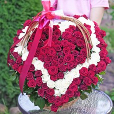 Бело-красные розы в виде сердца в корзине 151шт 