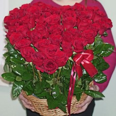 Композиция из 41 алой розы в форме сердца в корзине