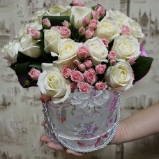 Композиция из 25 роз в шляпной коробке